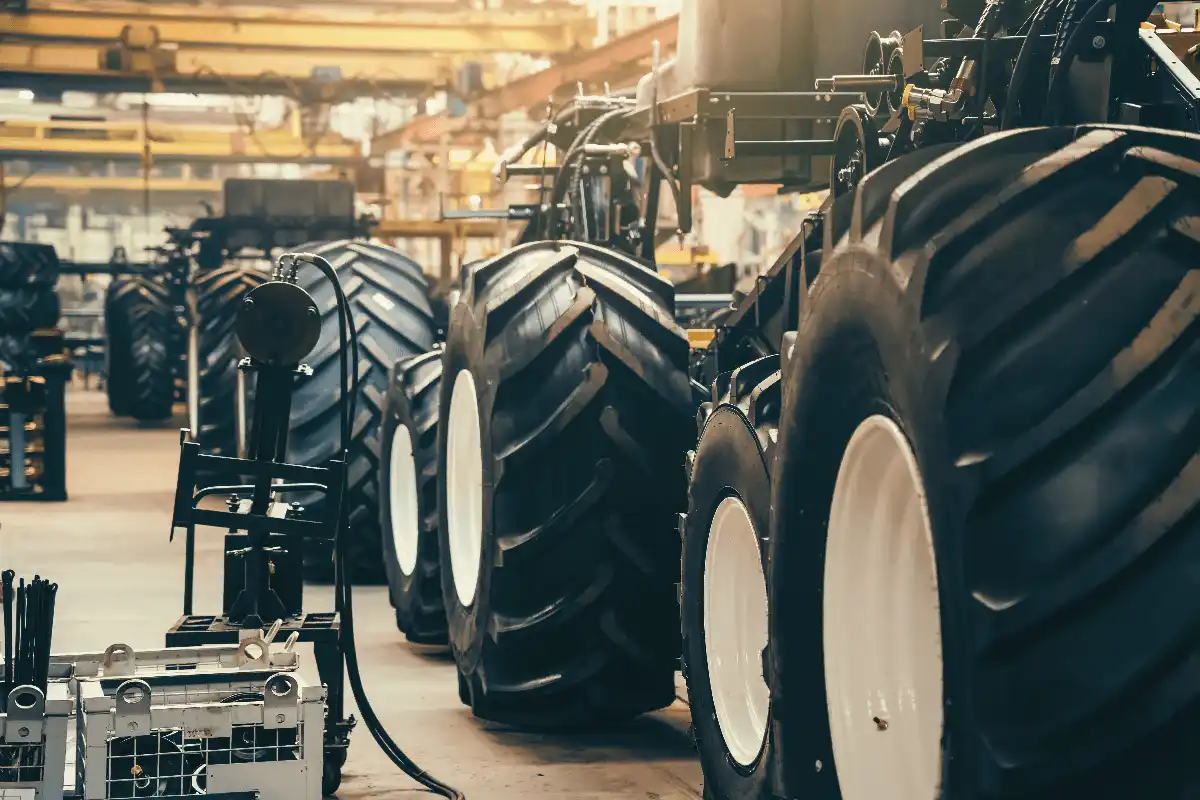 Conveyor line for production and assembly of large industrial machines, tractors or combines.